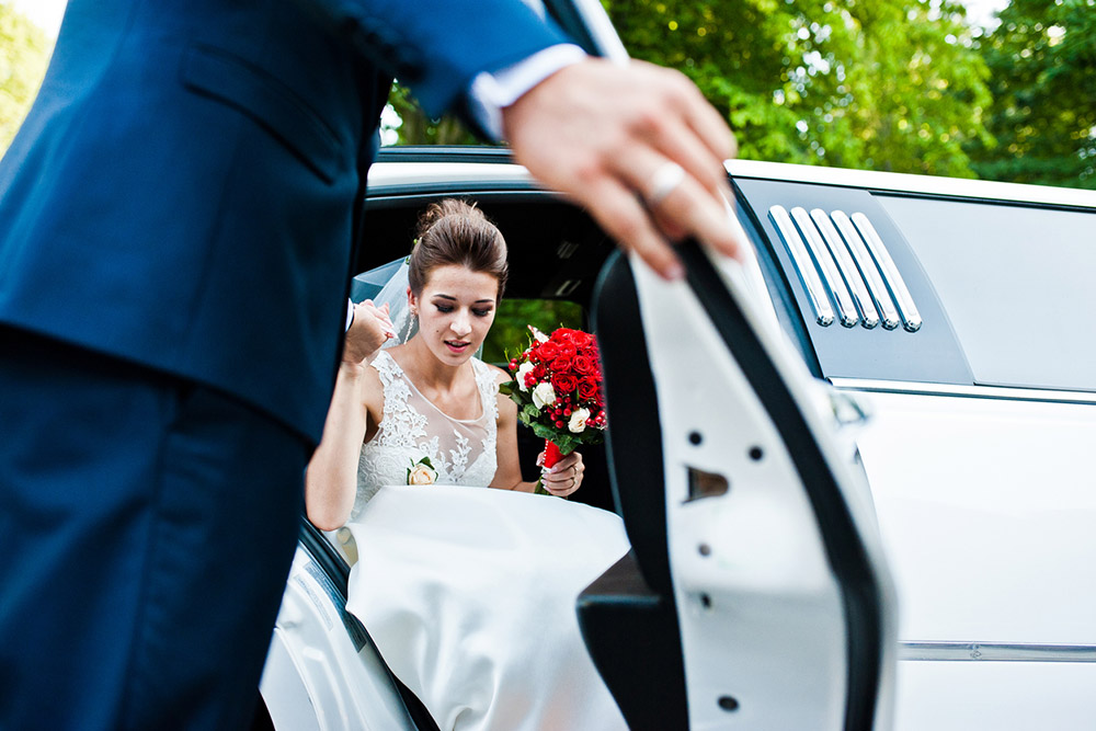 Simple Tips to Perfectly Decorate your Wedding Limousine